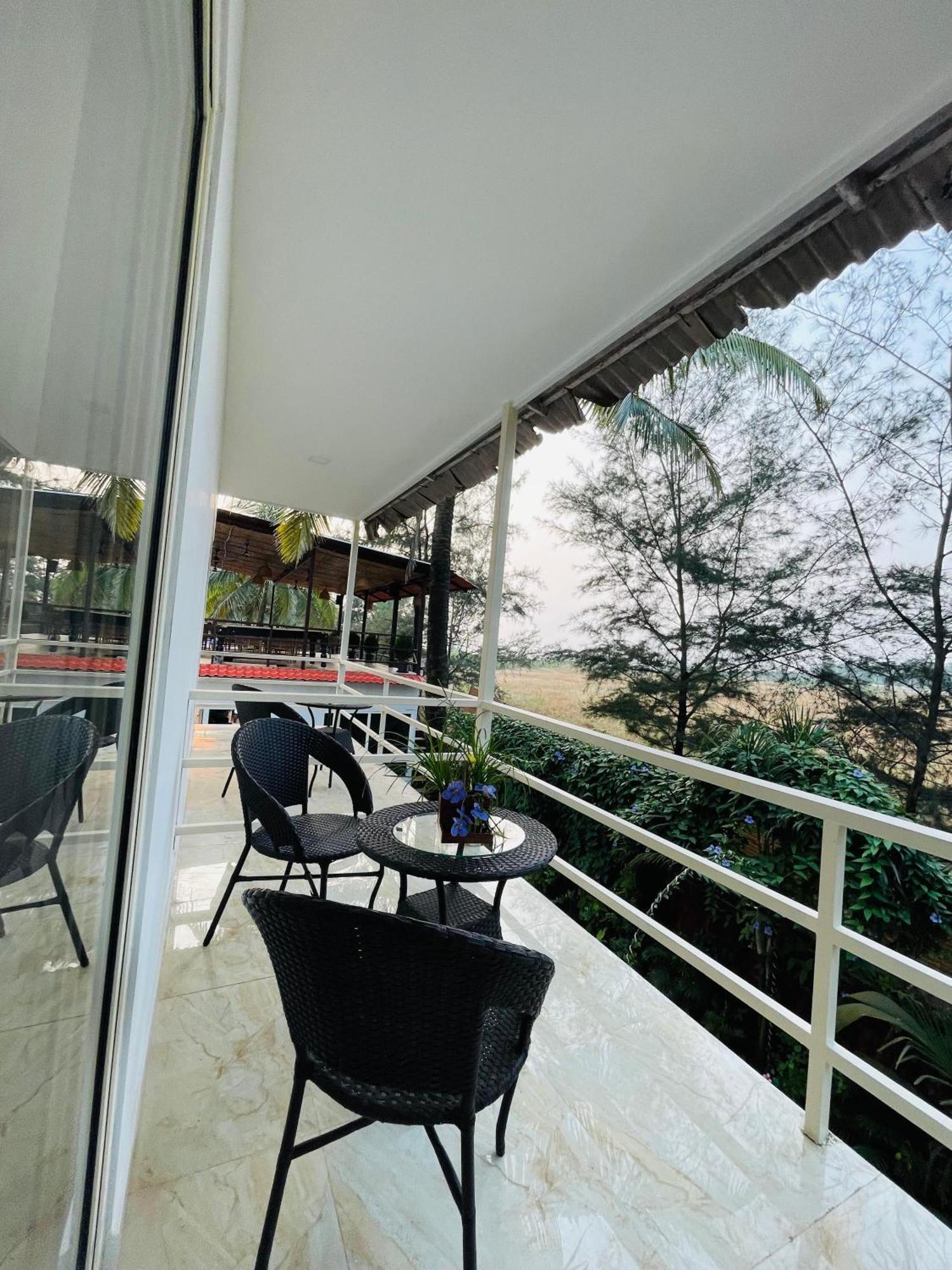 Arabian Sea Beach Resort Morjim Buitenkant foto